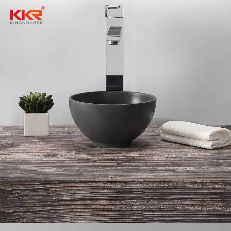 Surface solide noire ronde de petite taille au-dessus du lavabo du comptoir 1